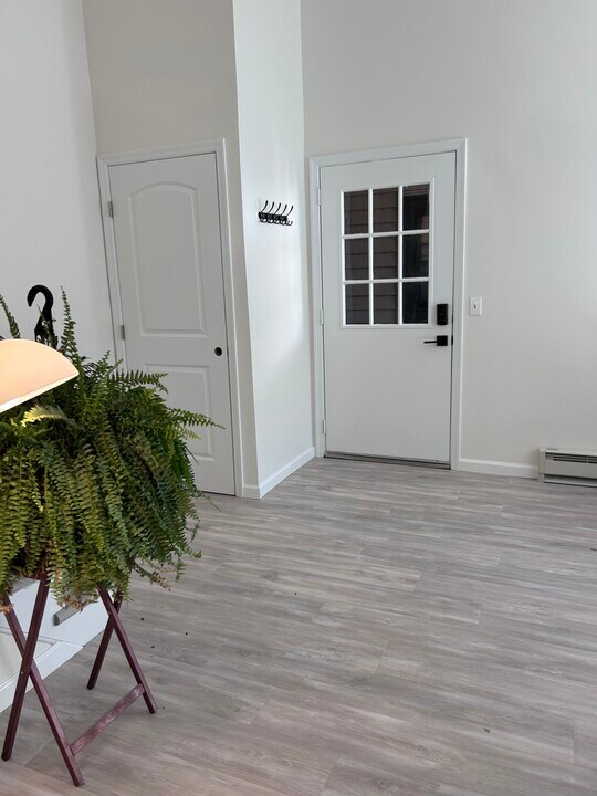 10 The Crescent in Clinton, NJ - Building Photo