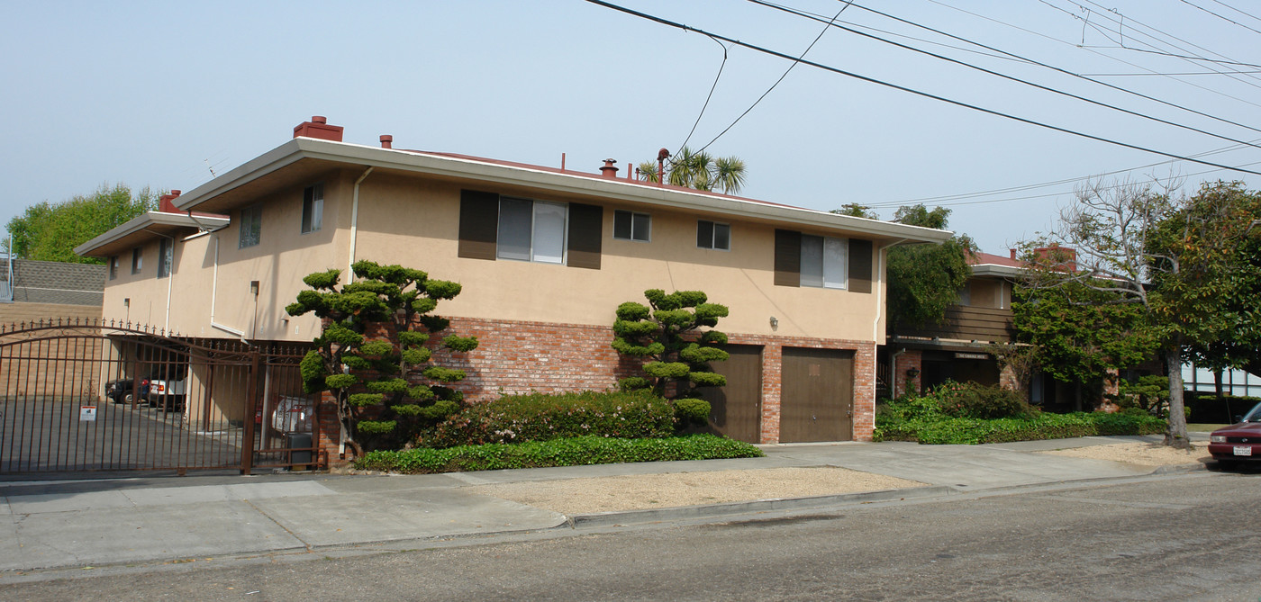 The Carriage House in El Cerrito, CA - Building Photo