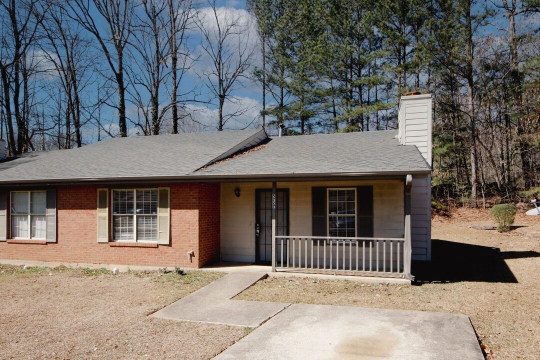 5727 Williamsburg Trce in Atlanta, GA - Foto de edificio
