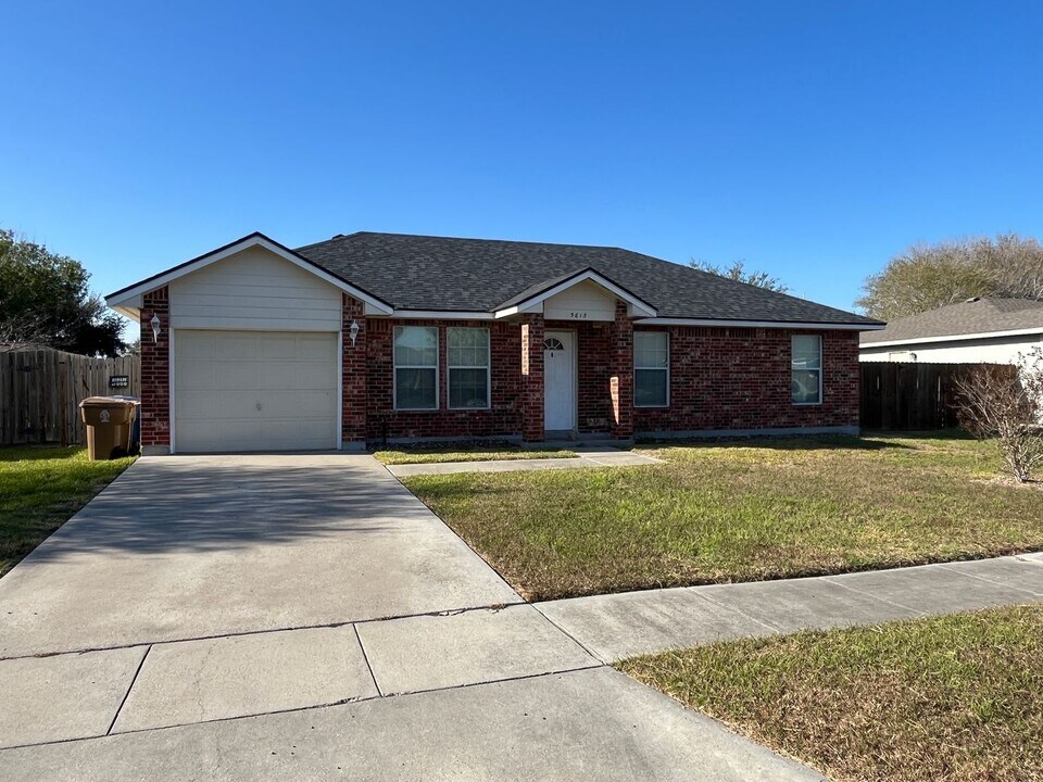 5613 Arboleda Ln in Corpus Christi, TX - Building Photo