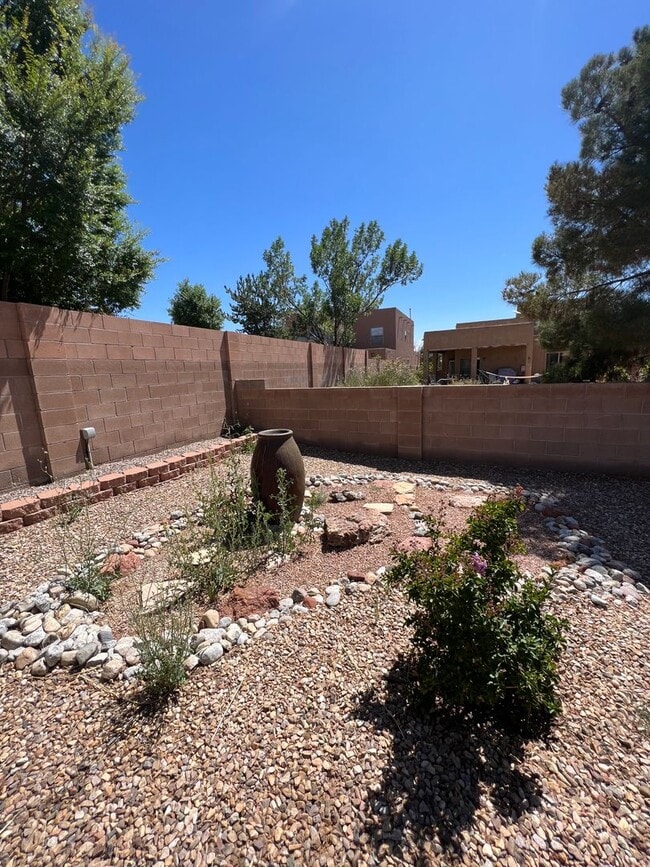 1020 Vía Chamisa NE in Albuquerque, NM - Building Photo - Building Photo