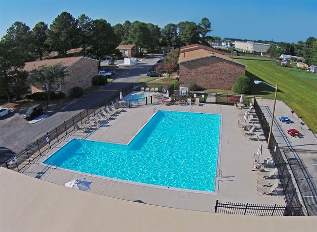 Wellington at Western Branch Apartments in Chesapeake, VA - Foto de edificio - Building Photo