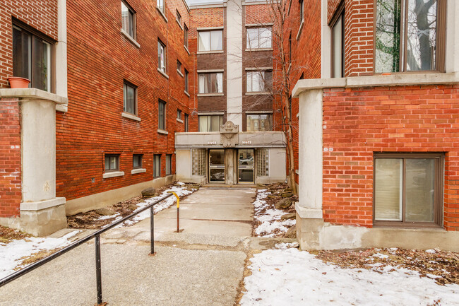 3726 De La Côte-Sainte-Catherine Ch in Montréal, QC - Building Photo - Building Photo