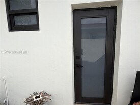 673 W 60th St in Hialeah, FL - Building Photo