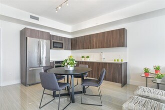 2960 NE 207th St in Aventura, FL - Foto de edificio - Building Photo