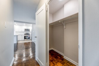 Ravine Park Apartments in Toronto, ON - Building Photo - Interior Photo