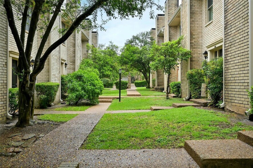 8400 Jamestown Dr, Unit 216 in Austin, TX - Building Photo