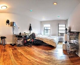 322 Second Ave in New York, NY - Foto de edificio - Building Photo