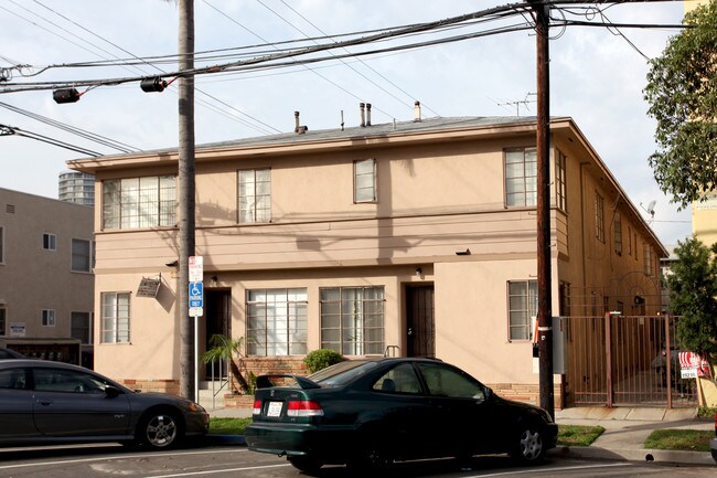 131 Bonito Ave in Long Beach, CA - Foto de edificio - Building Photo