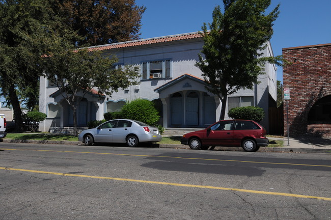 1128 11th St in Modesto, CA - Foto de edificio - Building Photo