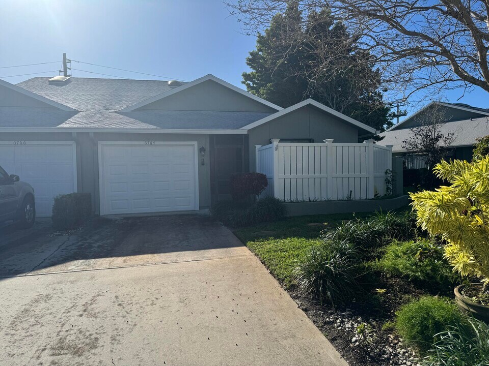 6764 SE Yorktown Dr in Hobe Sound, FL - Building Photo