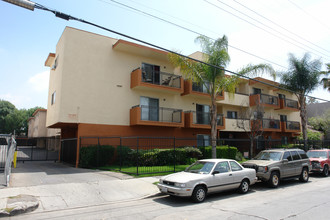 Columbus Apartments in North Hills, CA - Foto de edificio - Building Photo