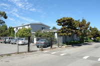 E 17th Place Apartments in Costa Mesa, CA - Foto de edificio - Building Photo