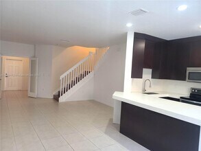 8247 NW 108th Ct-Unit -4-17 in Doral, FL - Foto de edificio - Building Photo