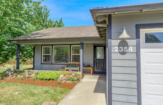 2354 Stonefield Way in Medford, OR - Building Photo - Building Photo