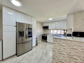 17011 N Bay Rd, Unit 902 in Sunny Isles Beach, FL - Building Photo - Building Photo