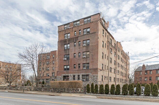 The Biltmore in Pelham, NY - Building Photo - Building Photo