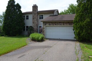 7 Rivendell Dr in Essex Junction, VT - Building Photo