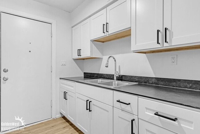 property at 1919 W Berridge Ln