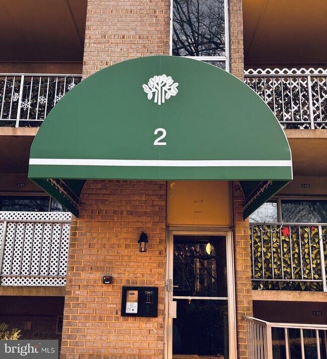 2 Canterbury Square in Alexandria, VA - Building Photo - Building Photo