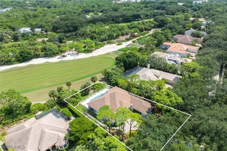 987 Barcarmil Way in Naples, FL - Foto de edificio - Building Photo