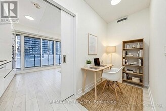 2221 Yonge St in Toronto, ON - Building Photo - Building Photo