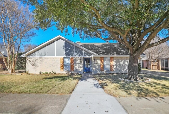 5008 Edgewater Dr