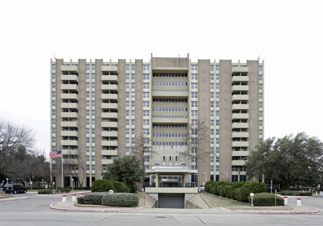 Park Manor in Dallas, TX - Building Photo