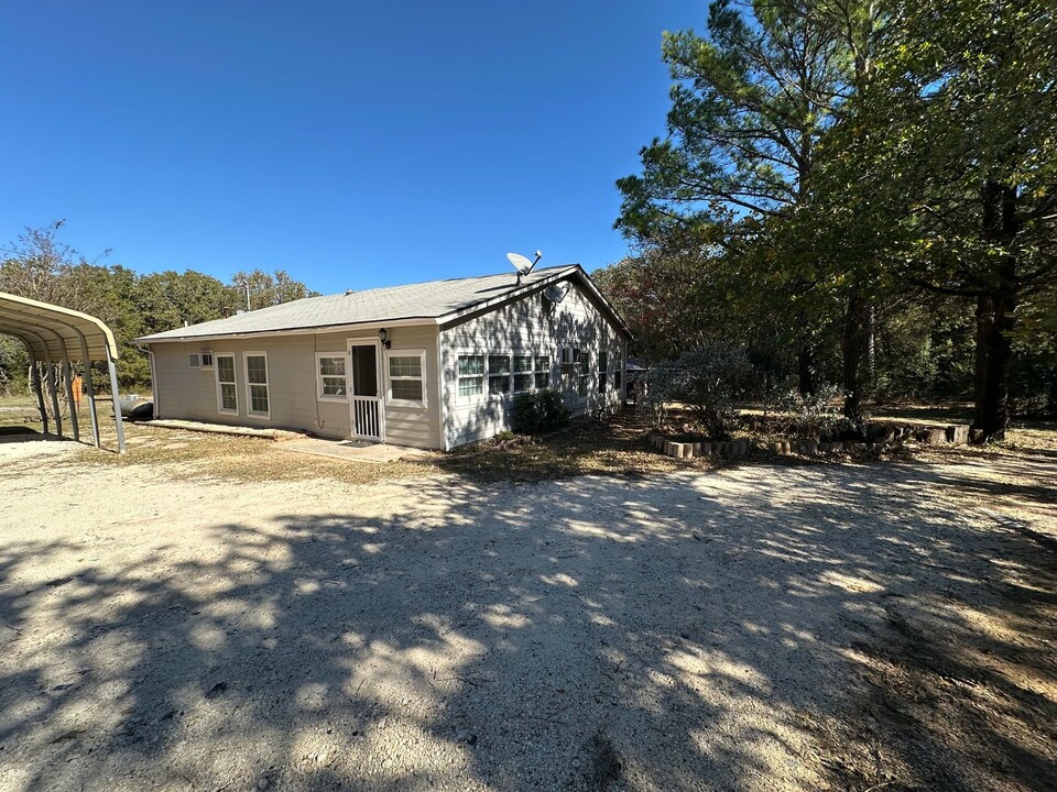 8201 Dot Hudson Rd in Alvarado, TX - Building Photo