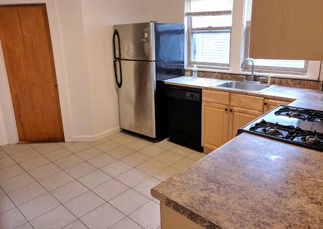 35 Rose St, Unit 2 in Somerville, MA - Building Photo - Building Photo