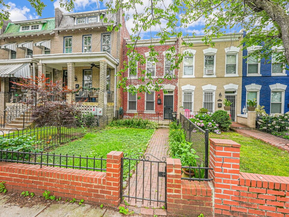 811 Kentucky Ave SE in Washington, DC - Building Photo
