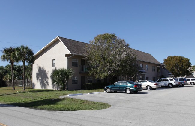 Bowling Green Apartments in Ft. Myers, FL - Foto de edificio - Building Photo