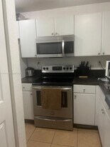 7995 NW 8th St in Miami, FL - Building Photo