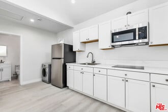 22941 De Kalb Dr in Calabasas, CA - Building Photo - Building Photo