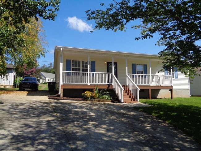5013 Shattalon Dr in Winston-Salem, NC - Building Photo - Building Photo