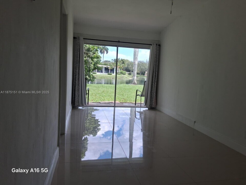 20 Holly Ln in Plantation, FL - Building Photo
