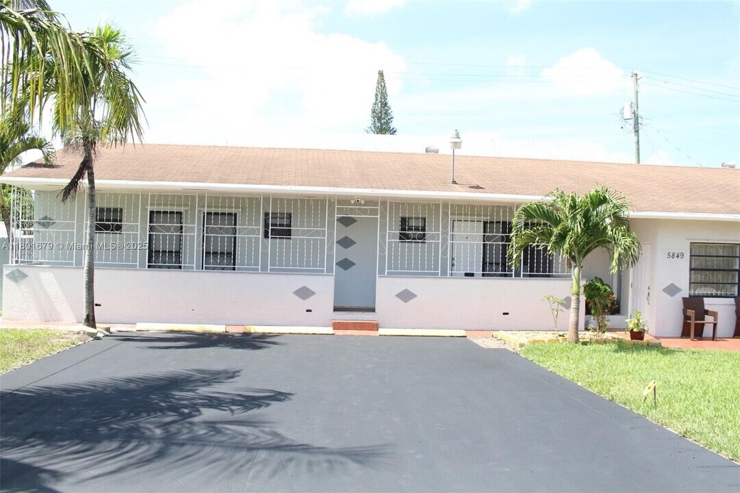 5849 Wiley St in Hollywood, FL - Building Photo