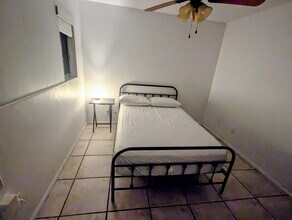 8724 Tall Pine Ln, Unit Room 2 Shared Bath in Orlando, FL - Foto de edificio - Building Photo