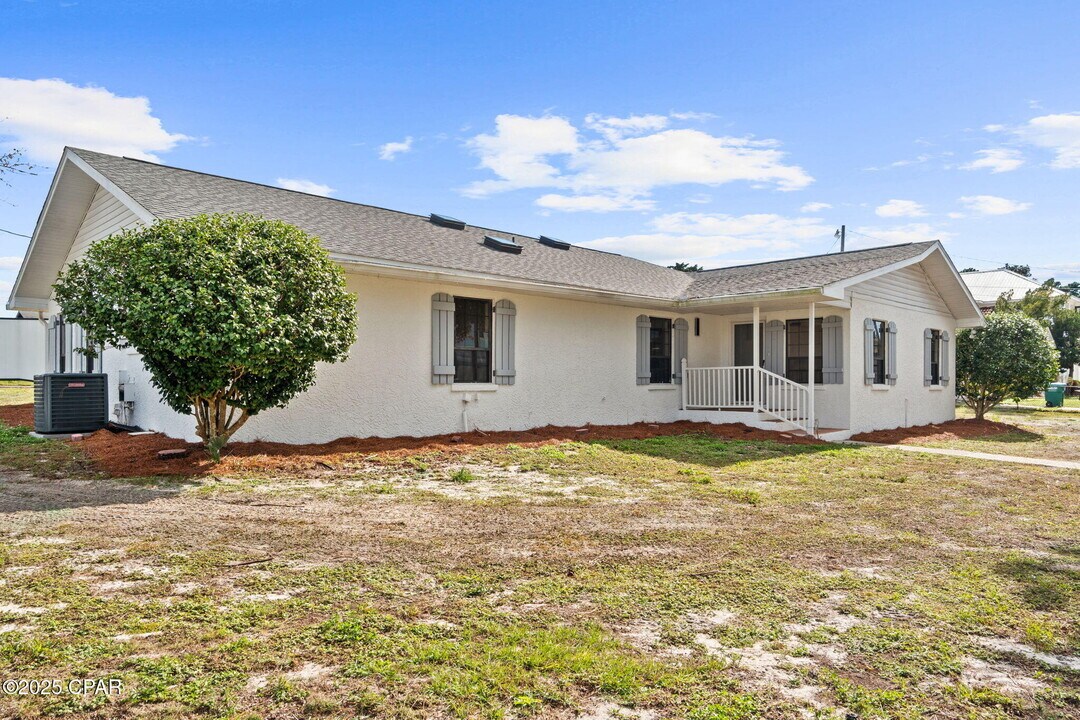 224 E Lakeshore Dr in Panama City Beach, FL - Building Photo