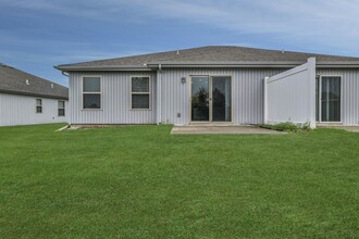 210 SW Laurel Dr in Blue Springs, MO - Foto de edificio - Building Photo