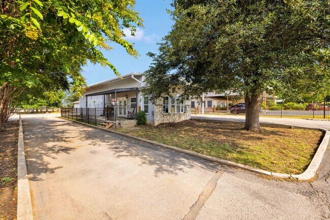 159 Star Ln in Pipe Creek, TX - Foto de edificio - Building Photo