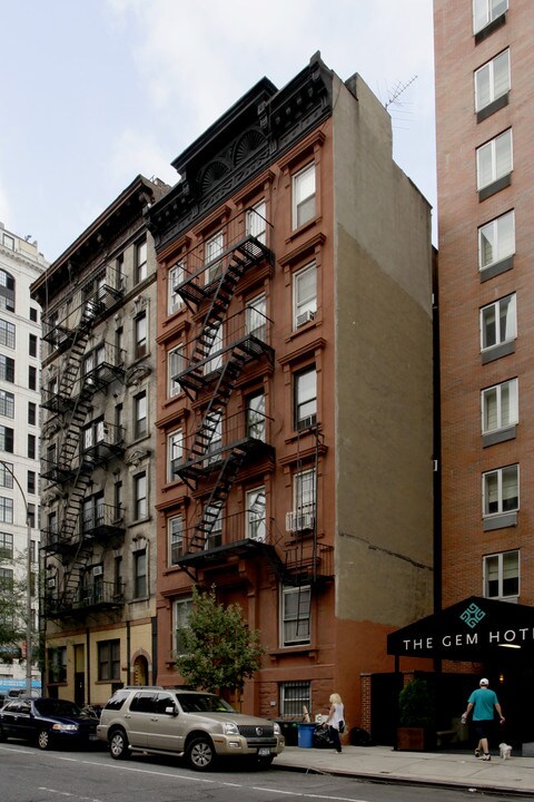 451 W 36th St in New York, NY - Building Photo