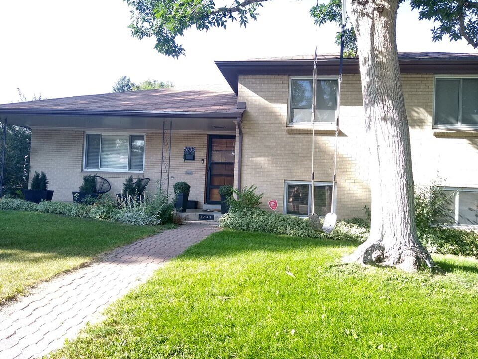 5733 E Iowa Ave in Denver, CO - Building Photo