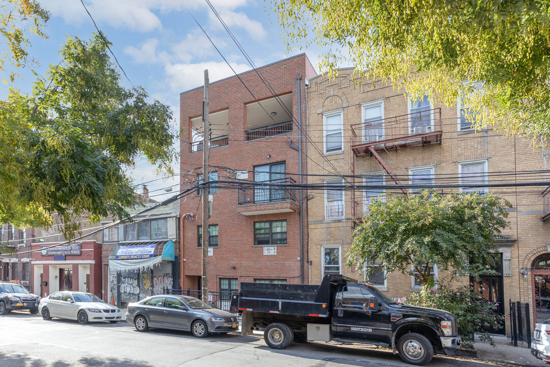 26-26 18th St in Astoria, NY - Building Photo