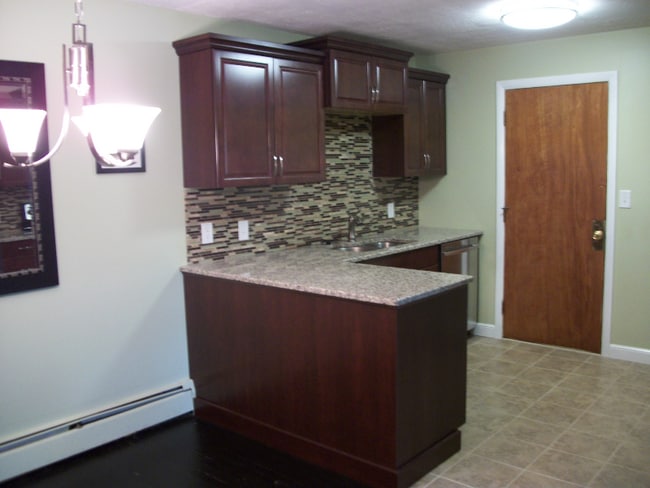 2 Brook Rd in Salem, NH - Building Photo - Building Photo
