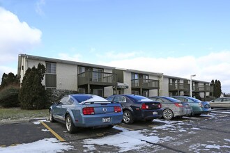 Academy Court in Elyria, OH - Building Photo - Building Photo