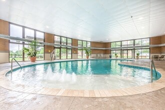 The Village at Pine Ridge in Willoughby Hills, OH - Foto de edificio - Building Photo