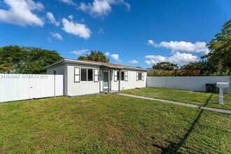1265 NE 142nd St in North Miami, FL - Building Photo - Building Photo