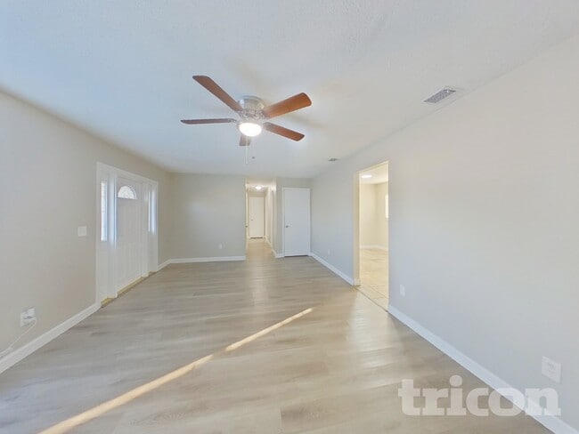 902 Check Pl in Seffner, FL - Foto de edificio - Building Photo