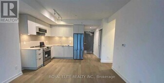 25 Richmond St E in Toronto, ON - Building Photo